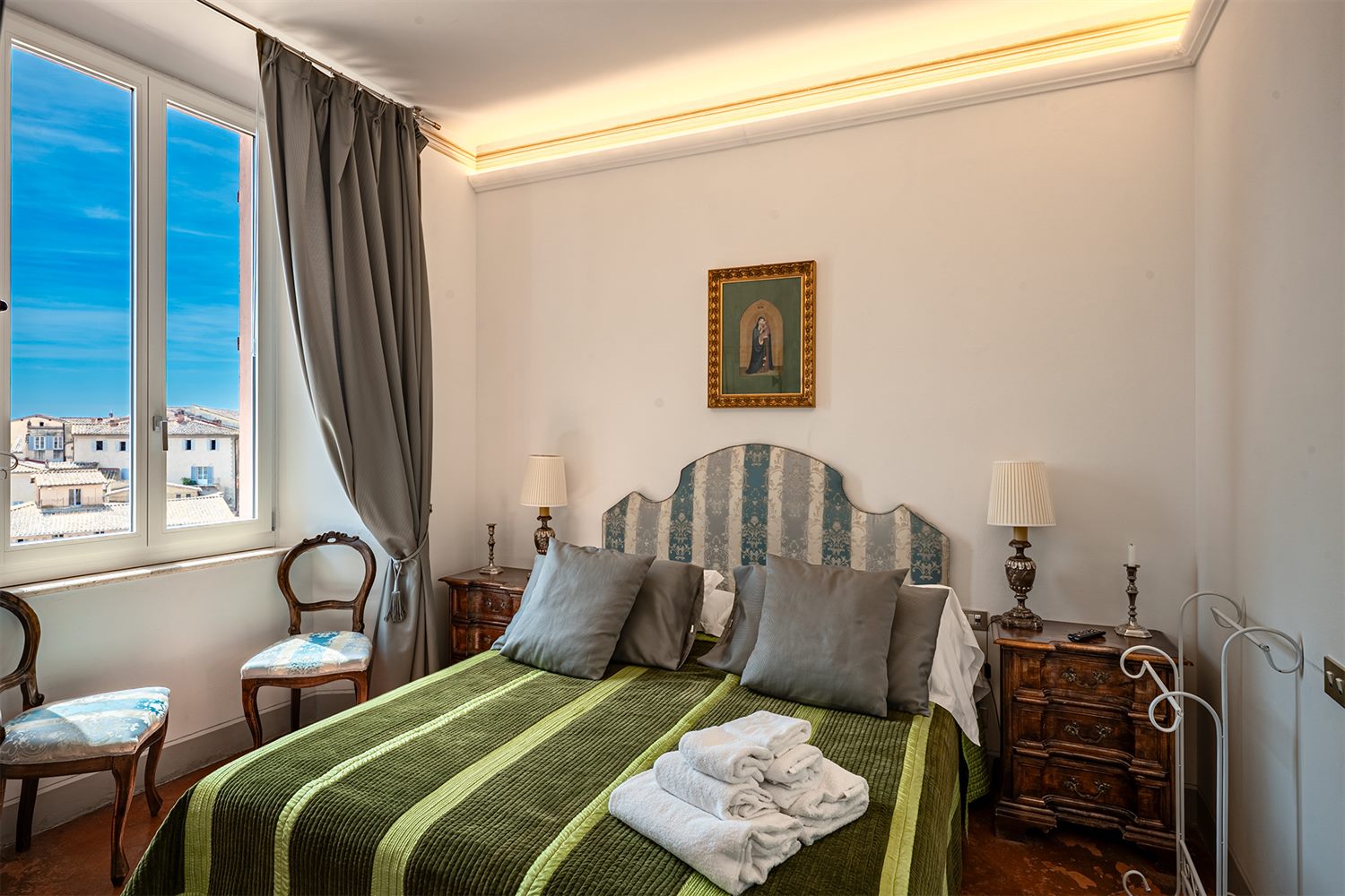 Camera da letto elegante con vista sui tetti di Siena