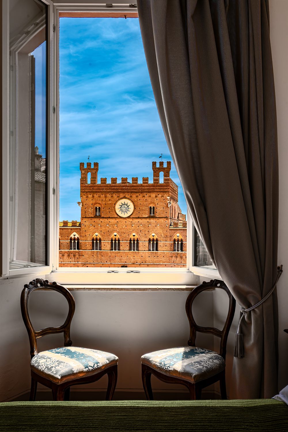 Finestra privata con vista sul Palazzo Pubblico di Siena