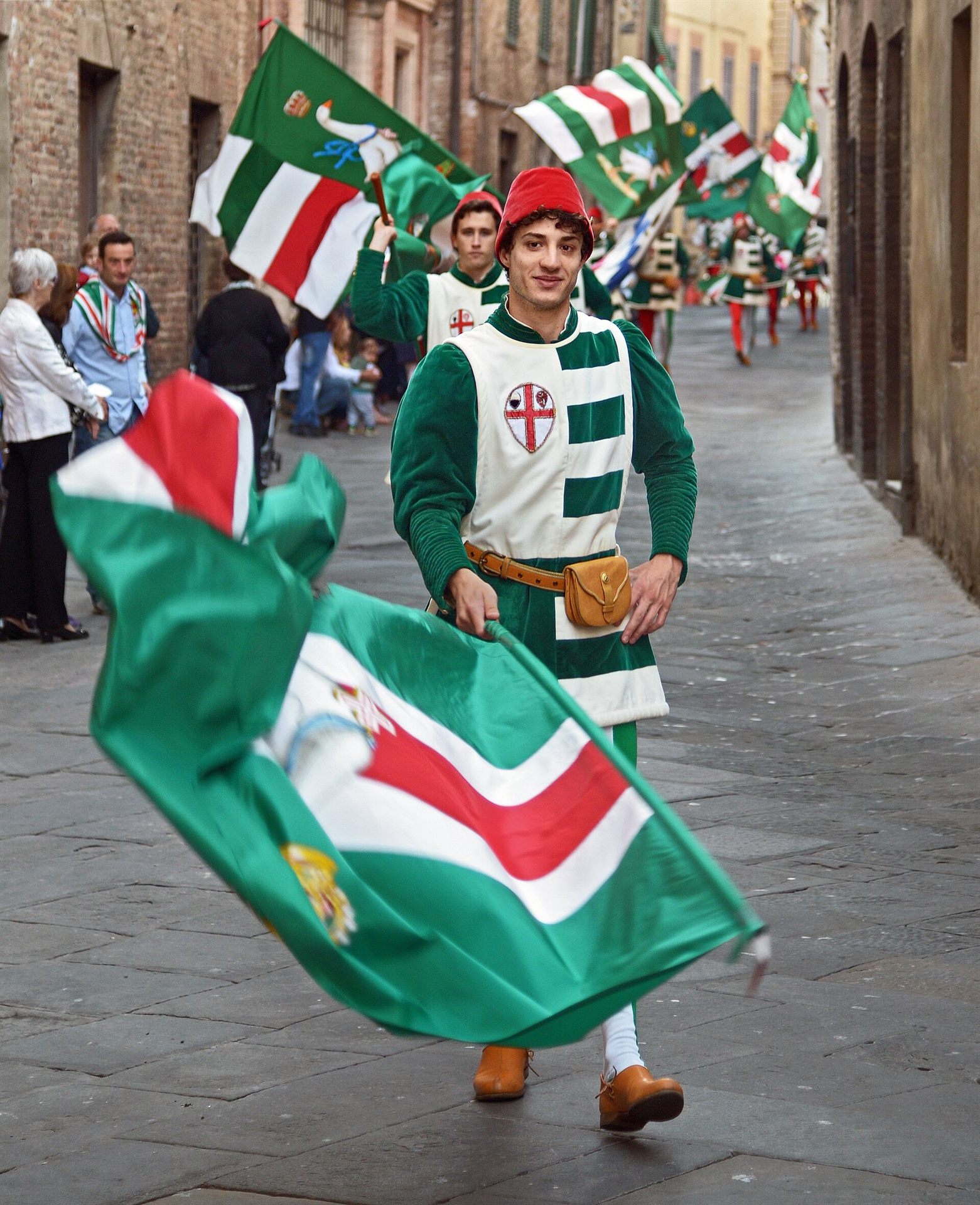 La comparsa della contrada dell'Oca in costume durante il corteo