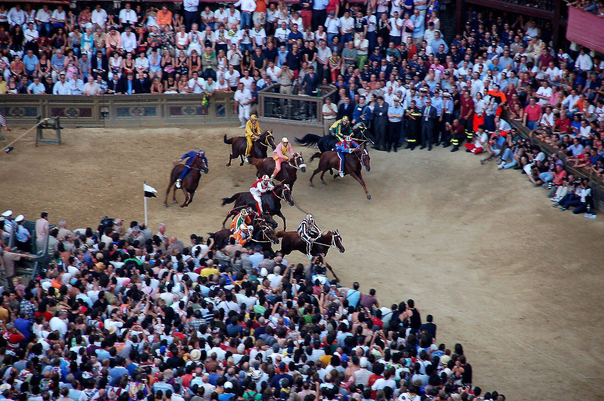 I fantini a pelo lanciati nella corsa del Palio
