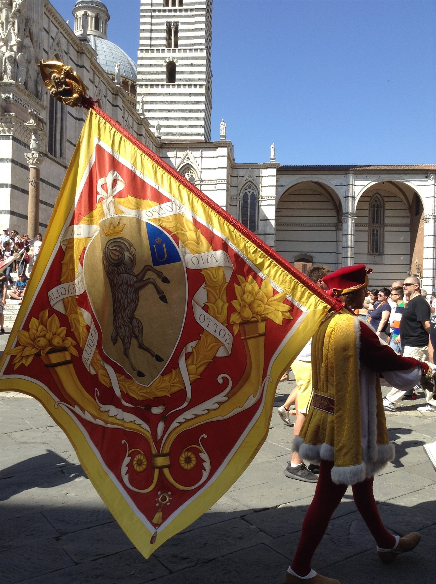 Paggio della contrada di Valdimontone durante la Passeggiata Storica del Palio