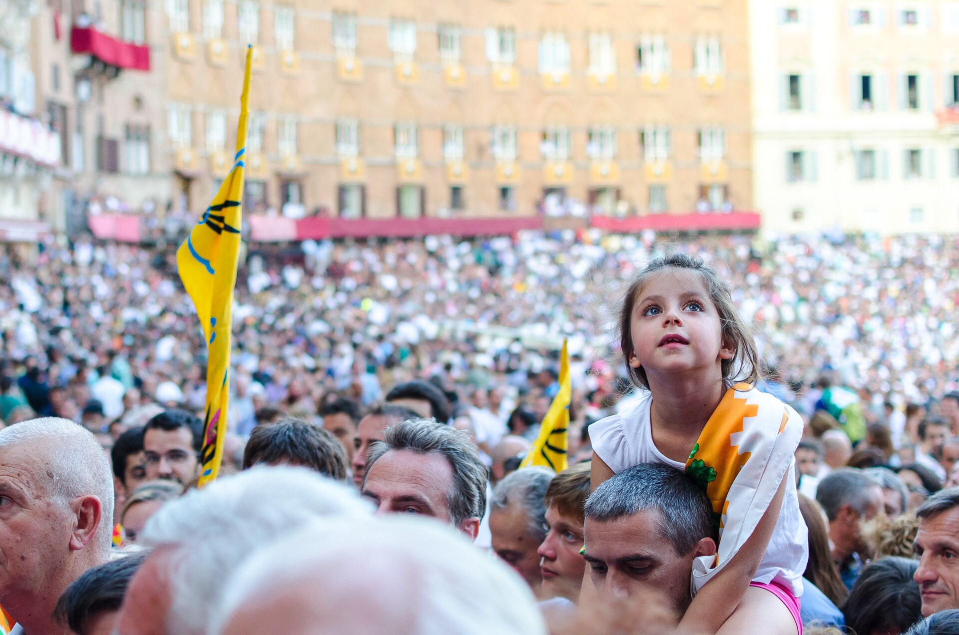 L'atmosfera in Piazza del Campo prima della corsa del Palio