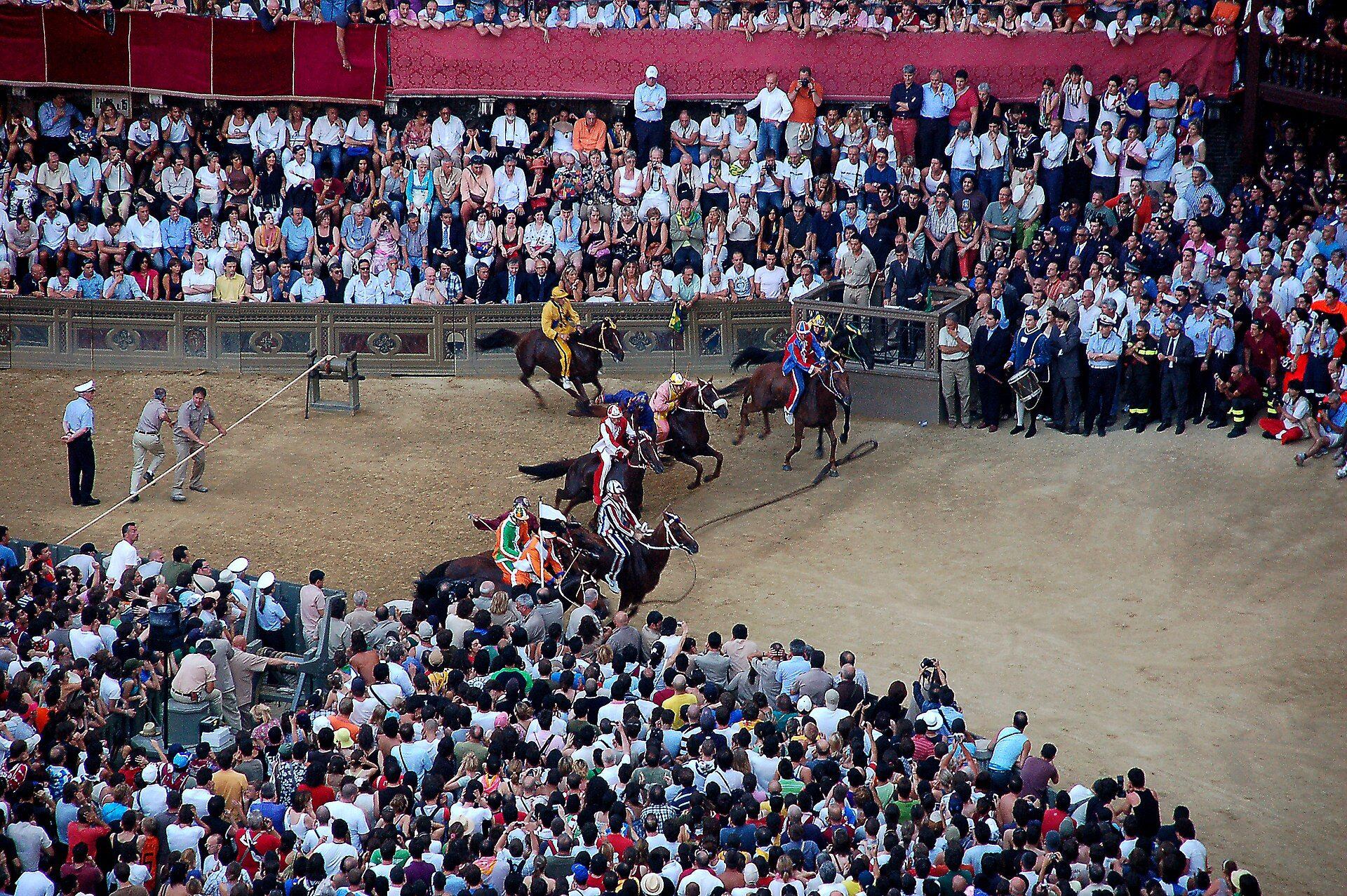 Il gruppo lanciato nella corsa del Palio