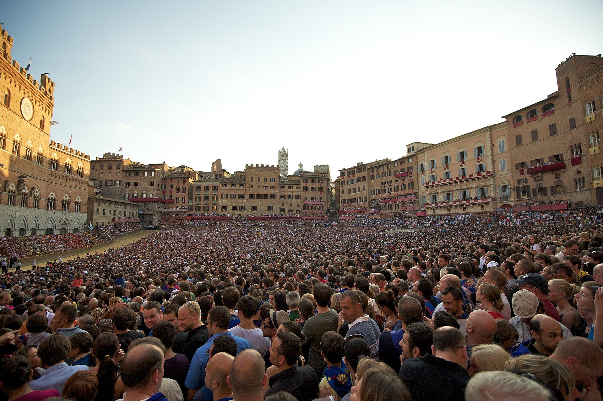 La folla in Piazza del Campo durante il Palio