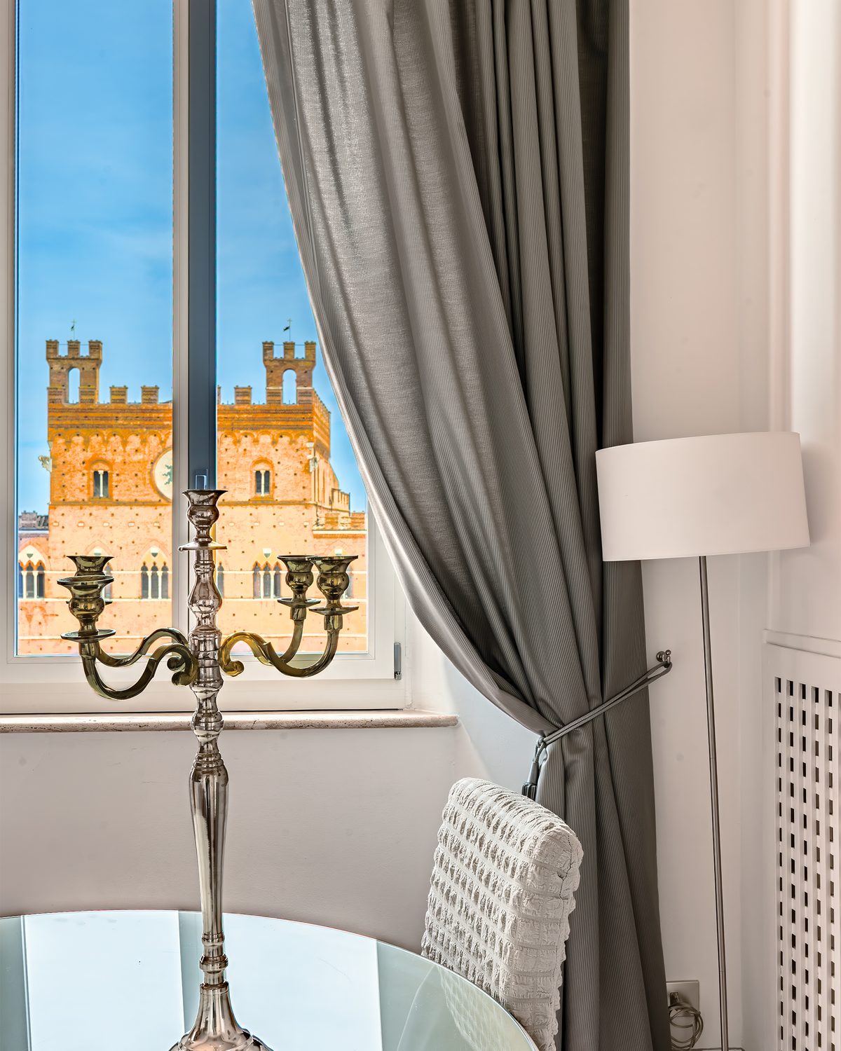 Balcone nobile con vista sulla Mossa, la linea di partenza del Palio