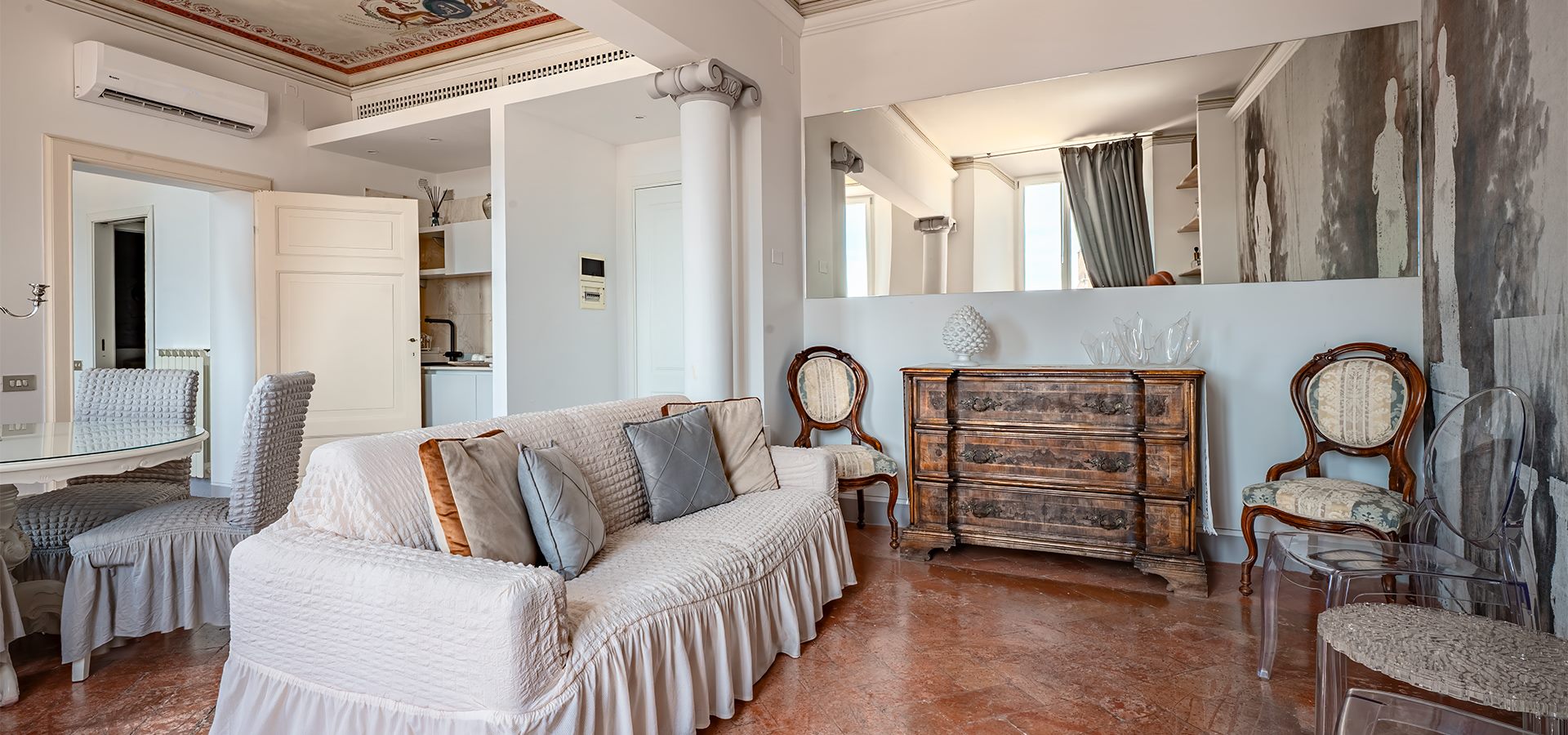 Interno di un palazzo storico affacciato su Piazza del Campo a Siena
