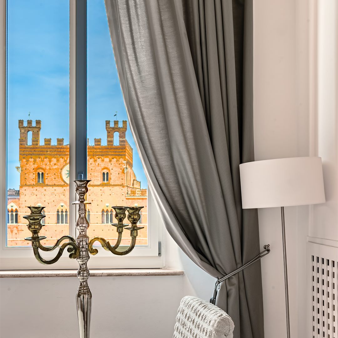 Interno di un palazzo storico affacciato su Piazza del Campo a Siena