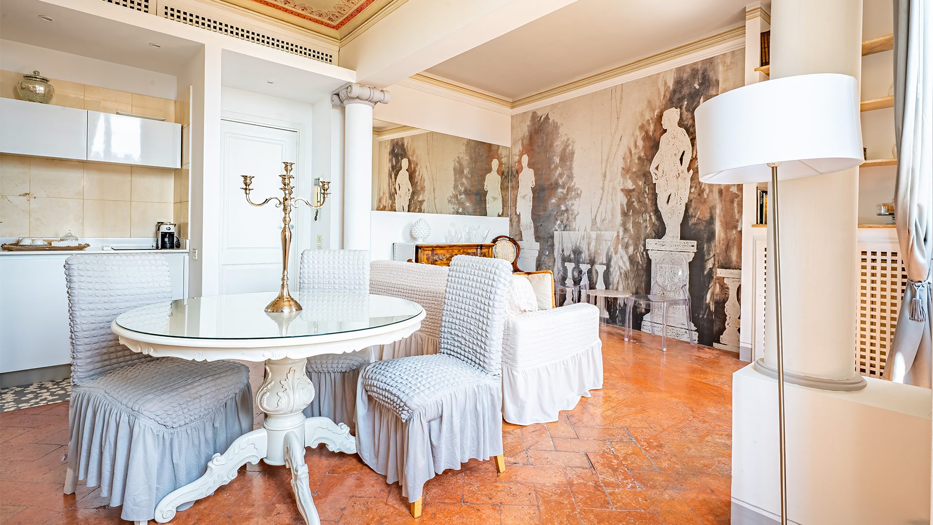 Salotto affrescato di un palazzo storico affacciato su Piazza del Campo