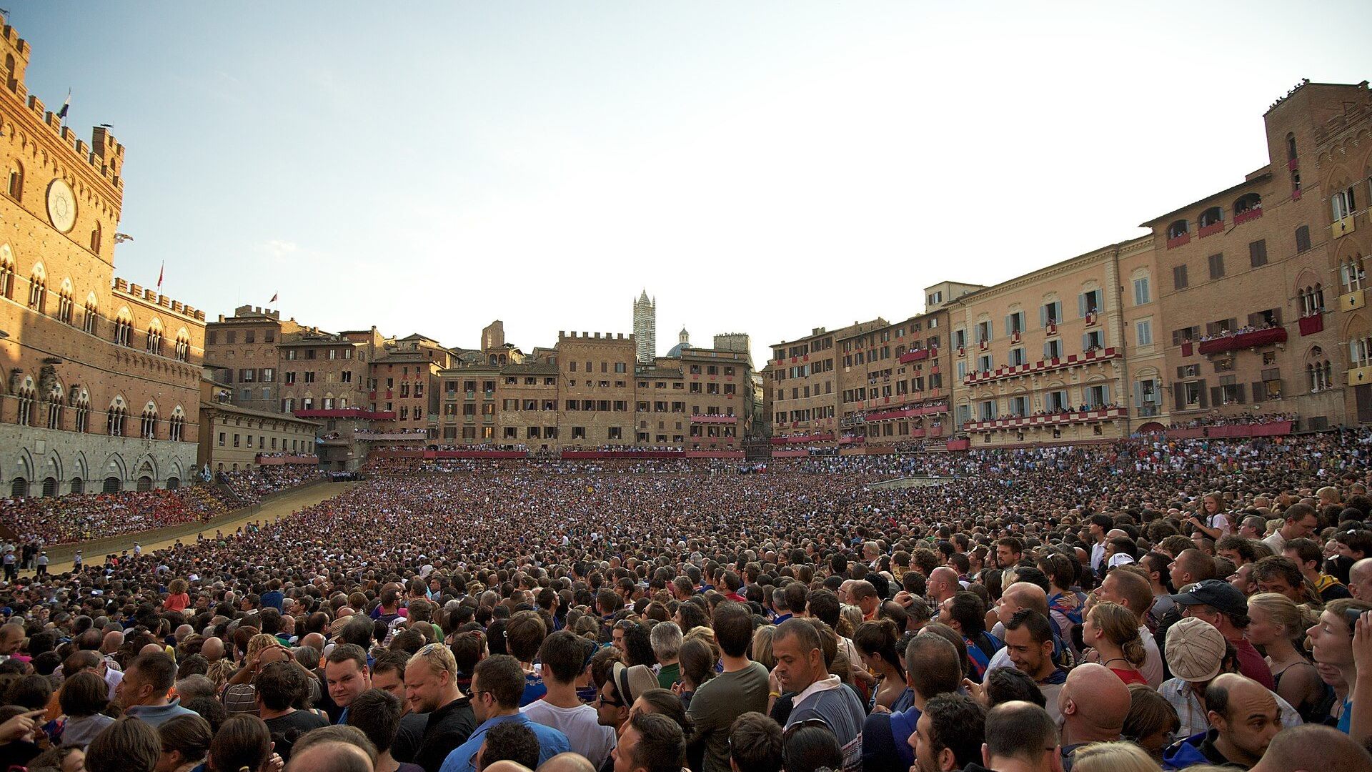 La Piazza del Campo gremita durante il Palio di Siena, vista dai balconi e dalle finestre